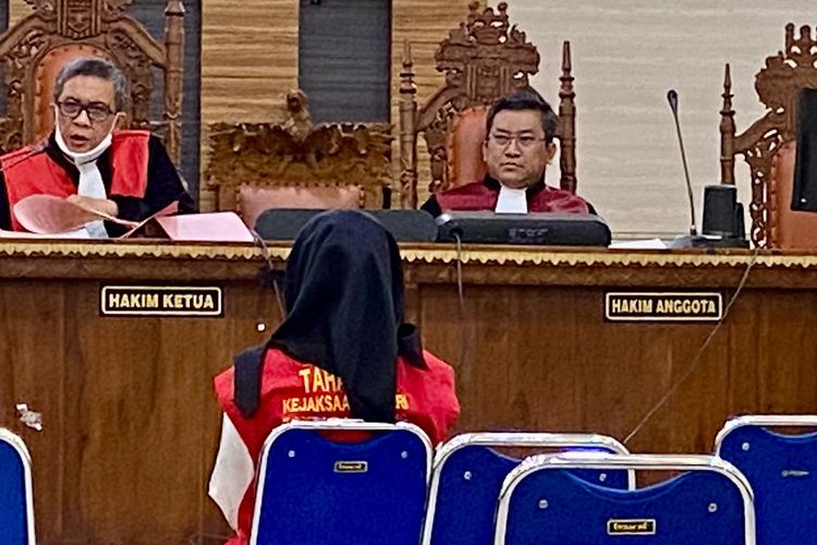Selebgram Adelia saat menjalani persidangan di Pengadilan Negeri Tanjung Karang, Lampung, Selasa (30/1/2024).