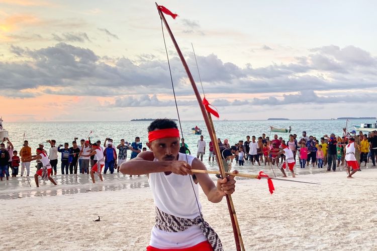 Atraksi seni budaya di Pantai Ngurbloat di Desa Wisata Ngilngof di Kecamatan Manyeuw, Kei Kecil, Kepulauan Kei, Kabupaten Maluku Tenggara, Kamis (28/10/2021).