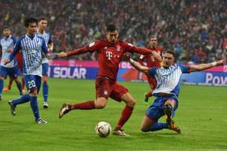 Robert Lewandowski cetak 2 gol saat Bayern Muenchen menang atas Hoffenheim di Allianz Arena, Minggu (31/1/2016).