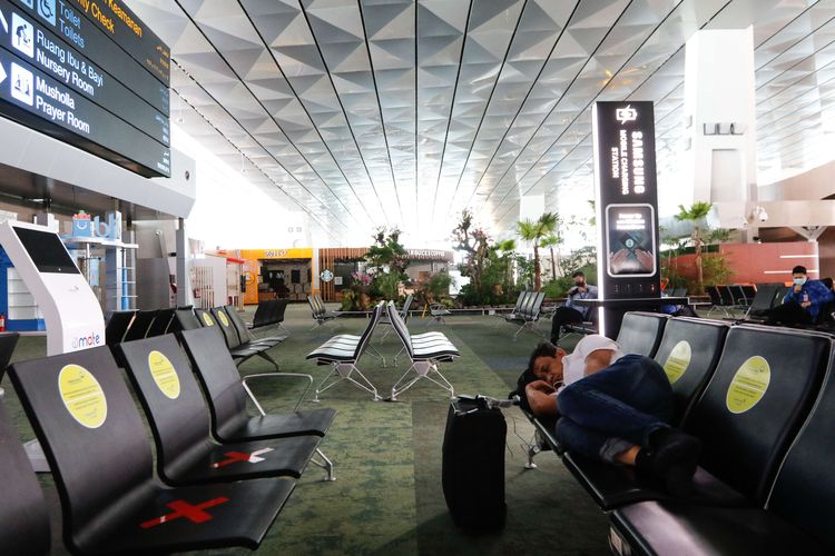 Suasana sepi di terminal 3 Bandara Soekarno-Hatta, Tangerang, Banten, Sabtu (25/4/2020). Bandara Soekarno-Hatta untuk sementara tidak melayani angkutan penumpang mulai Jumat (24/4/2020) hingga 1 Juni mendatang. Peraturan tersebut dalam rangka pengendalian transportasi selama musim mudik Idul Fitri 1441 H dalam rangka pencegahan penyebaran COVID-19.