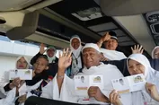 Andre Rosiade Bagi-bagi Uang Saku 100 Riyal untuk Jemaah Haji Kloter Terakhir Embarkasi Padang