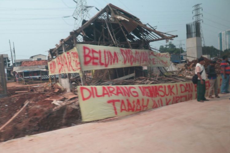 Spanduk protes di lokasi proyek Bekasi-Cawang-Kampung Melayu yang dilintasi Jokowi saat meresmikan ruas tol tersebut, Jumat (3/11/2017).