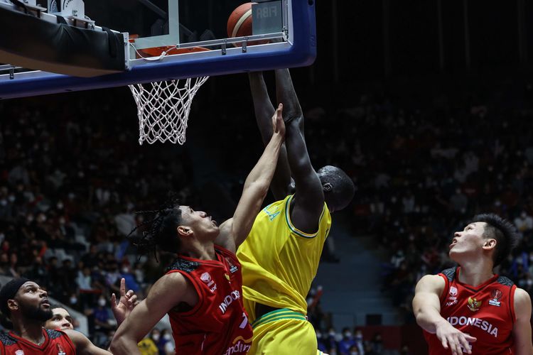 Pemain tim basket Australia, Thon Maker berusaha mencetak angka saat melawan tim basket Indonesia pada laga pamungkas Grup A FIBA Asia Cup 2022 di Istora Senayan, Jakarta, Sabtu (16/7/2022). Timnas basket Indonesia dikalahkan Australia dengan skor 53-78.