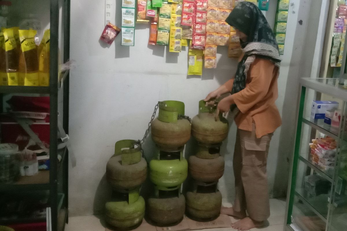 Gas elpiji 3 kilogram di salah satu toko pengecer 