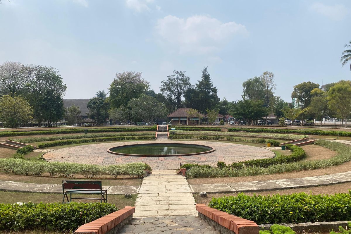 Taman dengan kolam di tengah, berada di Taman Wiladatika Cibubur. 