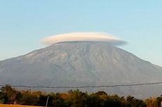 Terlihat Cantik dari Bawah, Awan Melingkar di Atas Gunung Ternyata Bahaya untuk Pendaki