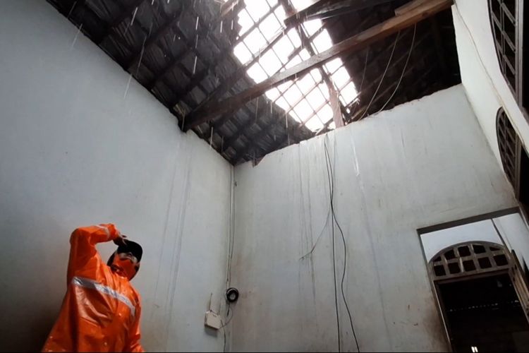 Atap rumah warga rusak akibat diterjang angin puting beliung di Desa Plosokandang Kecamatan Kedungwaru Kabupaten Tulungagung Jawa Timur, Jumat (21/11/2025).