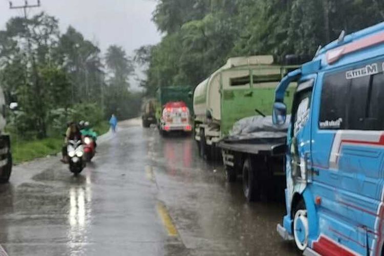 Kemacetan lalu lintas akibat longsor yang terjadi di wilayah Sitinjau Lauik, Kecmatan Lubuk Kilangan, Padang, Sumatera Barat, Sabtu (20/8/2022).