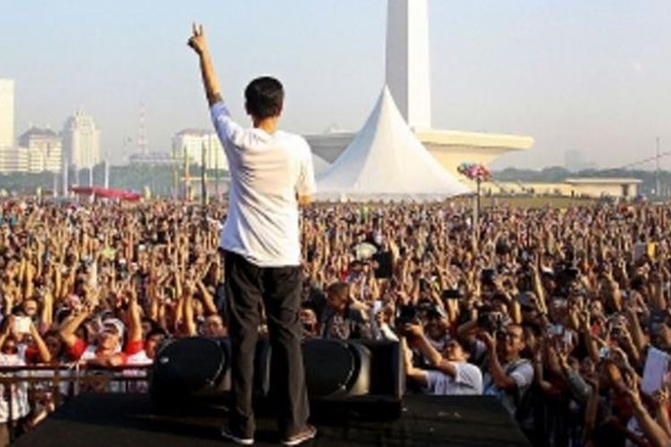 Capres nomer urut 2 Joko Widodo atau Jokowi saat melepas ribuan peserta acara Gerak Jalan Revolusi Mental di Kawasan Monas, Jakarta, Minggu (22/6). 