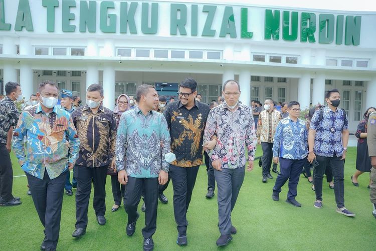 Pemerintah Kota (Pemko) Medan berhasil meraih penghargaan kedua kalinya atas Laporan Keuangan Pemerintah Daerah (LKPD) berhasil meraih predikat opini wajar tanpa pengecualian (WTP) dari BPK Perwakilan Sumut, yang diserahkan di sela-sela Rapat Koordinasi Pemerintah Daerah dan Akuntansi Pembantu Pengguna Anggaran Wilayah Tahun 2022 yang diselenggarakan di Aula Rizal Nurdin, Ruma Dinas Gubernur Sumut, Jalan Sudirman, Medan, Kamis (3/11/2022). 