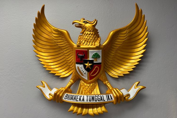 Pada bagian dada lambang negara Burung Garuda Pancasila terdapat perisai yang tersusun dari lambang kelima Pancasila. Makna lambang Pancasila terkandung berbagai nilai luhur bangsa Indonesia.
