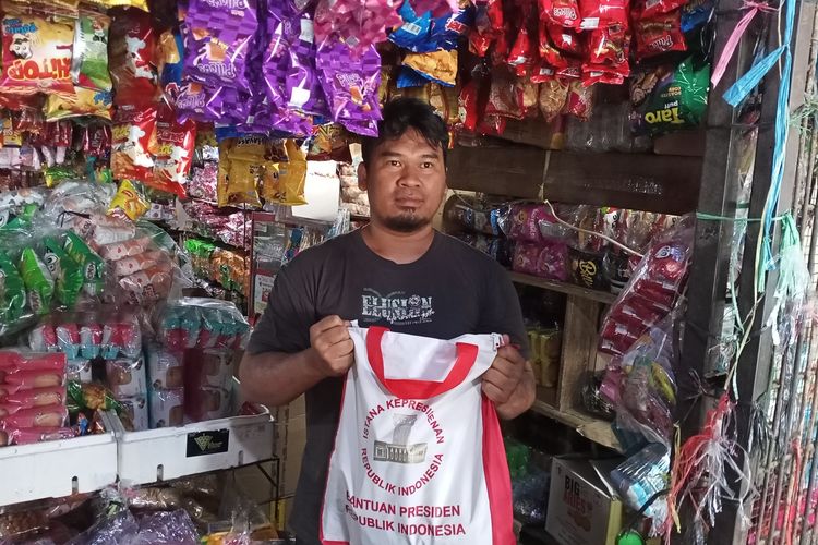 Sebagian besar pedagang di Pasar Baleendah, Kabupaten Bandung, Jawa Barat mendapatkan bantuan berupa bingkisan dan uang tunai dari Presiden Jokowi saat melakukan kunjungan kerja di Pasar Baleendah, Minggu (5/3/2023).