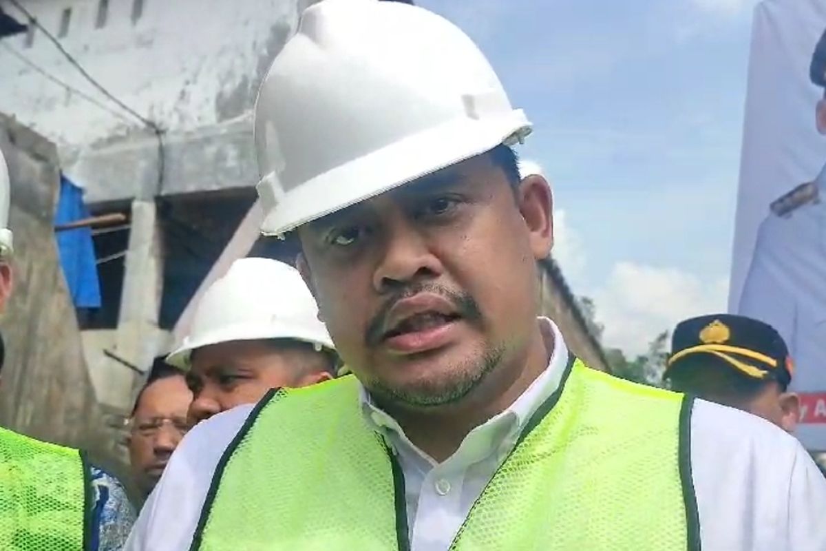 Walikota Medan, Bobby Nasution saat ditanya wartawan usai meninjau Pasar Akik di Kecamatan Medan Area, Kota Medan, Jumat (5/7/2024)