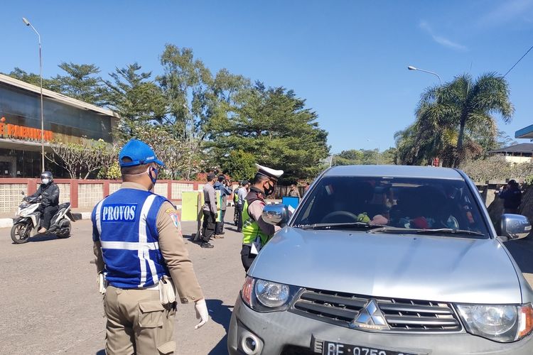 Petugas menyetop kendaraan plat nomor B di pos penyekatan PPKM Darurat di wilayah Jatinangor, Sumedang, Jawa Barat, Selasa (6/7/2021). AAM AMINULLAH/KOMPAS.com Pelanggar protokol kesehatan terjaring razia di Pos Penyekatan PPKM Darurat wilayah barat, Jatinangor, Sumedang, Selasa (6/7/2021). AAM AMINULLAH/KOMPAS.com