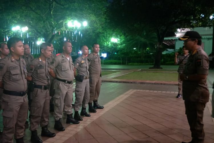 Anggota Satpol PP DKI Jakarta melakukan apel untuk menutup sementara Diskotek Old City di halaman Balai Kota DKI Jakarta, Jalan Medan Merdeka Selatan, Senin (22/10/2018) malam.