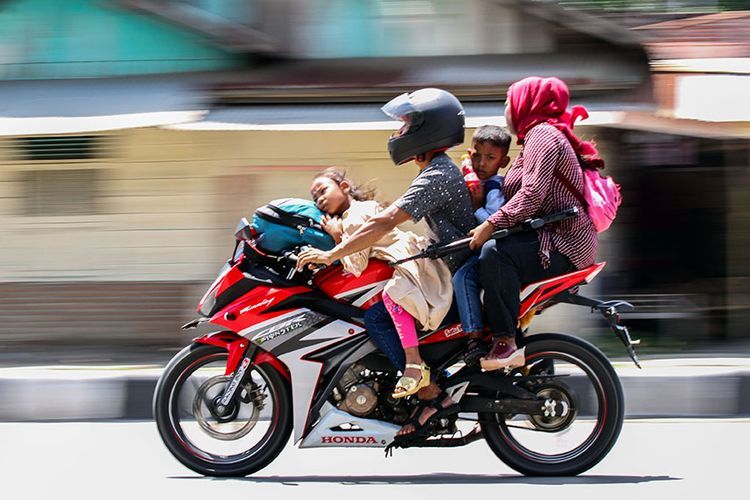 Kendaraan pemudik dengan sepeda motor melintas pada puncak arus balik di jalan nasional Medan-Aceh kawasan Lhokseumawe, Aceh, Minggu (9/6/2019). Puncak arus balik Lebaran 2019 Aceh terjadi pada H+5 menyusul volume kendaraan yang melintas didominasi pemudik.(ANTARA FOTO/RAHMAD)