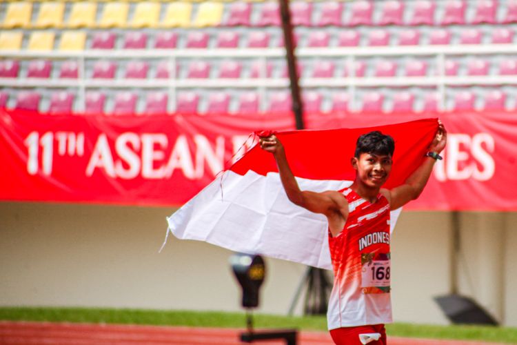 Atlet para atletik Indonesia, Sapto Yogo Purnomo, meraih medali emas ASEAN Para Games 2022 di Stadion Manahan, Solo, Selasa (31/7/2022).