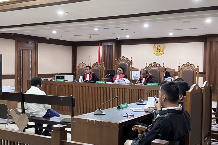 Mantan Kepala Dinas Pekerjaan Umum dan Penataan Ruang (PUPR) Provinsi Papua, Gerius One Yoman di Pengadilan Tindak Pidana Korupsi (Tipikor) pada Pengadilan Negeri (PN) Jakarta Pusat, Senin (4/3/2025). Jaksa KPK menuntut Gerius dipidana selama tujuh tahun penjara.