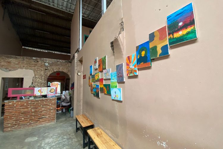Deretan lukisan karya pengunjung yang dipamerkan di Penalama Coffee, Bogor. 