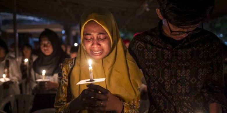 Muslim Indonesia berkumpul memperingati kematian para korban bom teroris di sejumlah gereja di Surabaya 13 Mei 2019 lalu. 