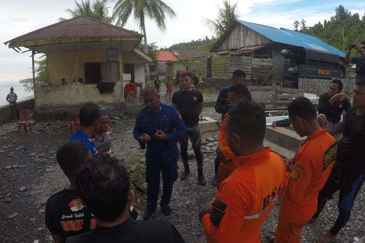 Tim SAR gabungan bersiap untuk mencari seorang nelayan di Dusun Lateri, Desa Tamilow, Kabupaten Maluku Tengah yang hilang terseret gelombang tinggi, Minggu (26/12/2021)
