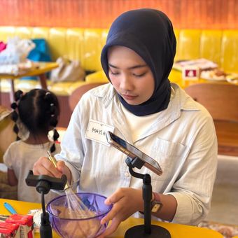 Mayla Faiza (20) pengusaha brownis yang kebanjiran orderan menjelang hari Valentine 2025