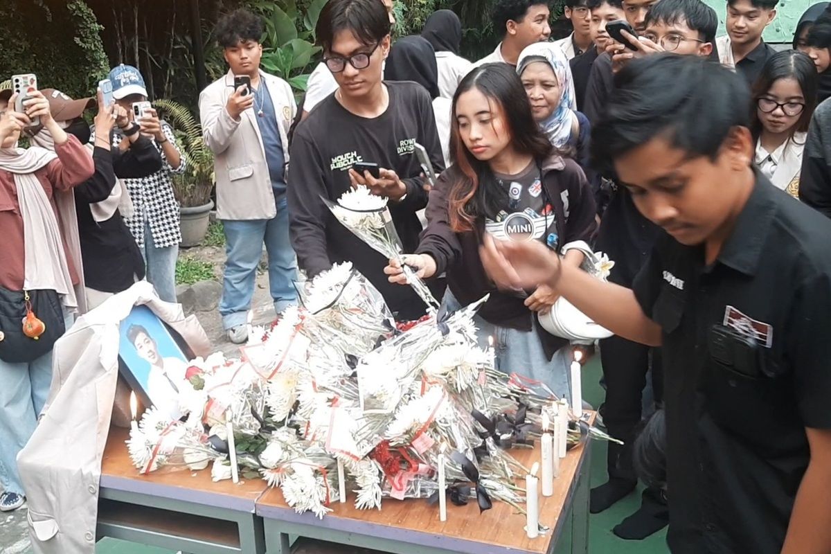 Para mahasiswa Universitas Amikom Yogyakarta saat meletakan bunga di depan foto almarhum Rheza Sendy Pratama.