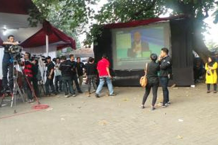 Sebuah layar besar dipasang di dekat TPS 026, RT 10/04, Kebagusan, Jakarta Selatan, Rabu (9/7/2014). Di TPS ini, Ketua Umum PDI-P Megawati Soekarnoputri akan memberikan suaranya untuk Pilpres 2014.