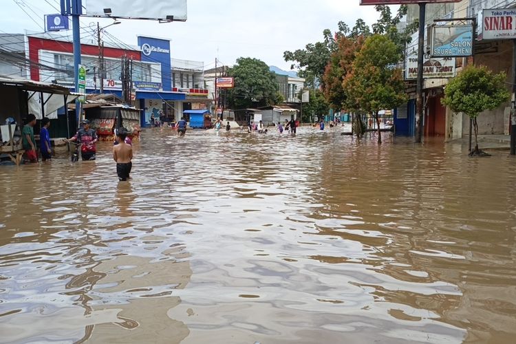 Dua Hari Diguyur Hujan, Ruas Jalan Dayeuhkolot Terendam Banjir, Warga Lelah Cari Alternatif