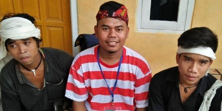 Aminullah, kelahiran 1996, asal pulau Madura, bersama dua orang warga Baduy, dalam acara Peace Train Indonesia yang digelar di Provinsi Banten.