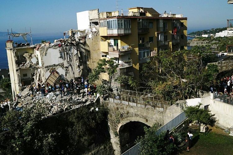 Sebagian gedung apartemen lima lantai di Italia selatan, Jumat (7/7/72017) pagi, roboh dan menimbun sejumlah orang di dalamnya.