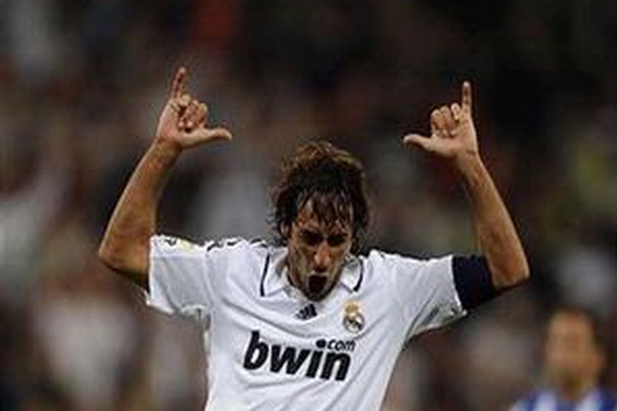 Raul Gonzalez dipuji Fabio Capello sebagai simbol sepak  bola. Capello juga memuji hal sama kepada Paolo Maldini dan Alessandro Del Piero.