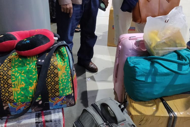 Barang bawaan dari penumpang kereta api Tawang Jaya yang menggunakan porter, Dewi (57). Ia mengaku kerap menggunakan jasa porter untuk membantu membawakan barangnya.