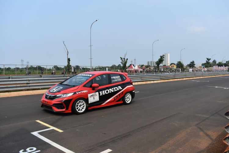 Aksi pebalap Honda Racing Indonesia, Alvin Bahar, pada balapan Indonesia Sentul Series of Motorsport (ISSOM) 2019.