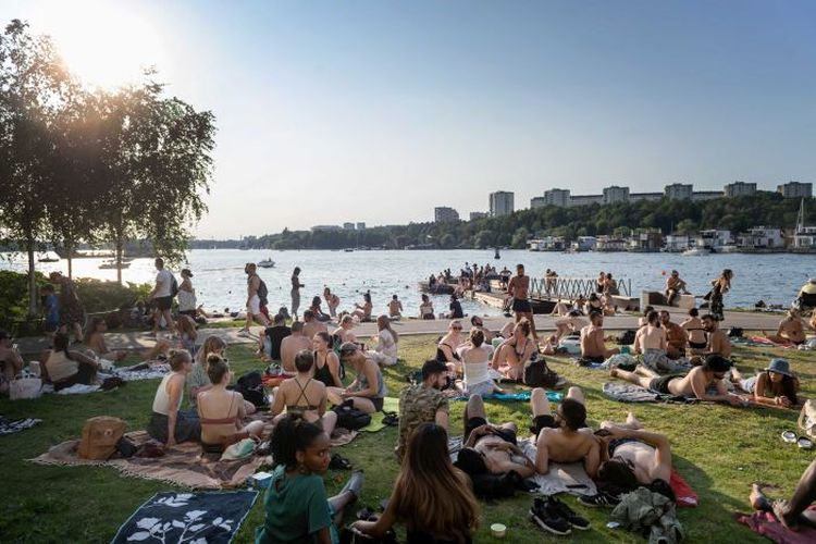 Warga Swedia menikmati sinar matahari musim panas di Stockholm beberapa waktu lalu.
