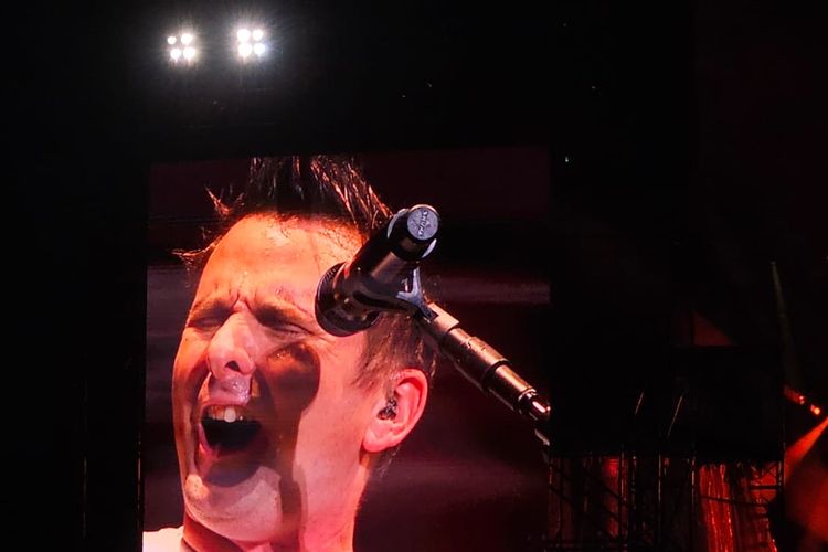 Matthew Bellamy, vokalis Muse dalam konsernya di Carnaval Ancol, Jakarta Utara, Jumat (19/9/2025), 