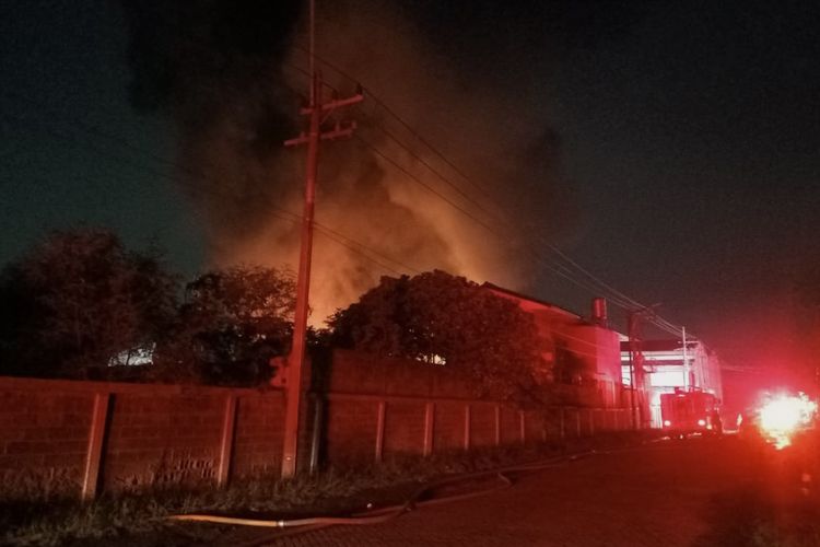 Asap yang keluar dari gudang tiner di Surabaya yang terbakar, Senin (18/12/2023).
