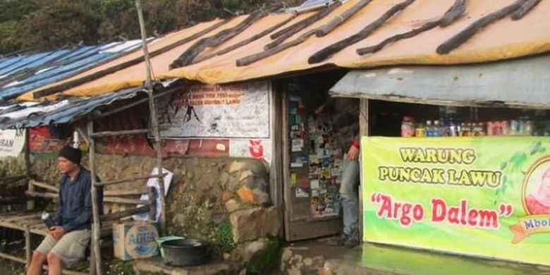 Warung Mbok Yem di Puncak Gunung Lawu, Magetan, Jawa Timur. Warung ini berada di Hargo Dalem dengan ketinggian 3.150 mdpl. Meski saat ini Mbok Yem tengah dirawat karena ssakit, namun warungnya masih tetap buka untuk melayani pendaki.