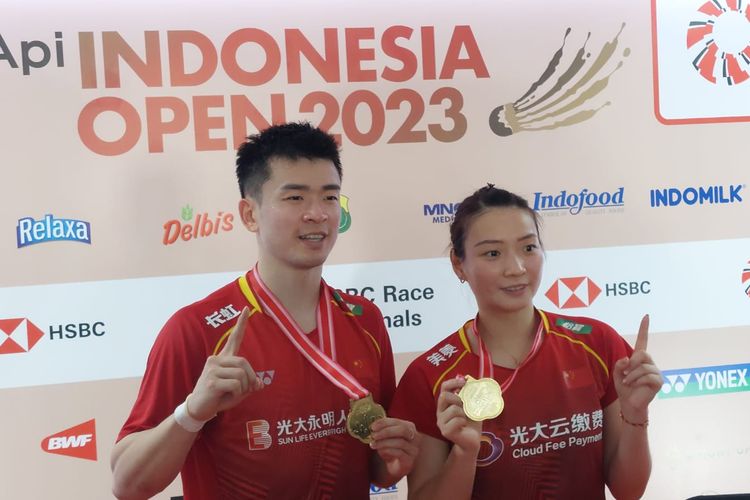 Zheng Si Wei/Huang Ya Qiong menjadi juara Indonesia Open 2023 setelah mengalahkan Yuta Watanabe/Arisa Higashino (Jepang) dengan skor 21-14, 21-11 di Istora Senayan, Jakarta, Minggu (18/6/2023). 