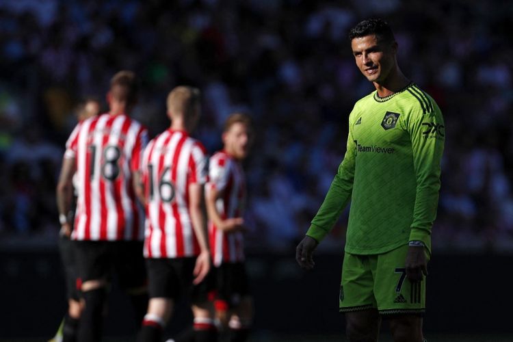 Ekspresi Cristiano Ronaldo dalam laga Premier League alias Liga Inggris 2022-2023 antara Brentford vs Man United di Brentford Community Stadium, Sabtu 13 Agustus 2022.