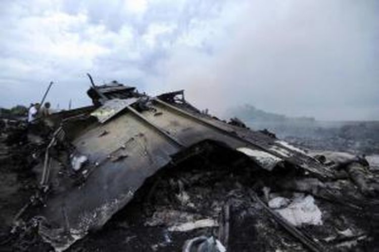 Puing pesawat Malaysia Airlines yang membawa 295 orang penumpang dari Amsterdam ke Kuala Lumpur yang jatuh di Kota Shaktarsk, timur Ukraina, Kamis (17/8/2014).