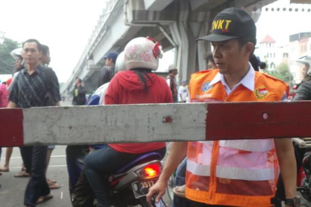 Tim investigasi dari KNKT di lokasi kecelakaan Metro Mini dan KRL di Pelintasan Tubagus Angke, Tambora, Jakarta Barat. Minggu (6/12/2015)