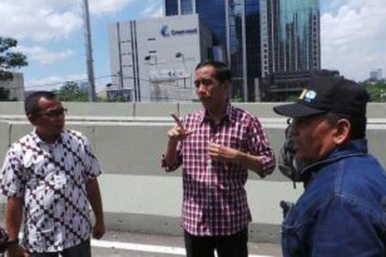 Gubernur DKI Jakarta Joko Widodo saat meninjau penyelesaian jalan layang non tol (JLNT) Kampung Melayu-Tanah Abang, Kamis (26/12/2013).