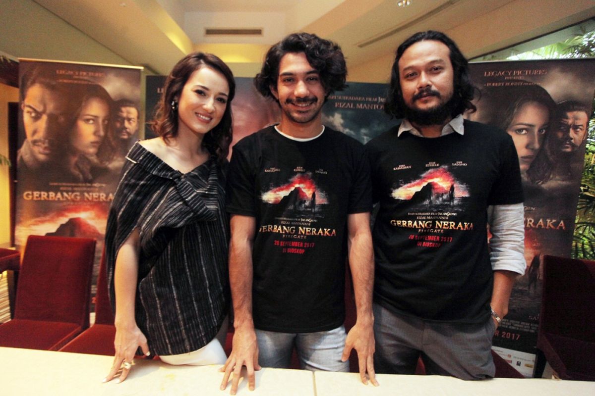 Pemeran Film Gerbang Neraka Julie Estelle (kiri), Reza Rahadian (tengah) dan Dwi Sasono (kanan) berfoto bersama saat menghadiri peluncuran film Gerbang Neraka di Jakarta, Rabu (13/9/2017). Film Gerbang Neraka merupakan film dengan genre horor arahan Sutradara Rizal Mantovani yang mengambil latar belakang situs Gunung Padang di Cianjur Jawa Barat dan akan dirilis secara serentak di seluruh bioskop pada 20 September mendatang. 