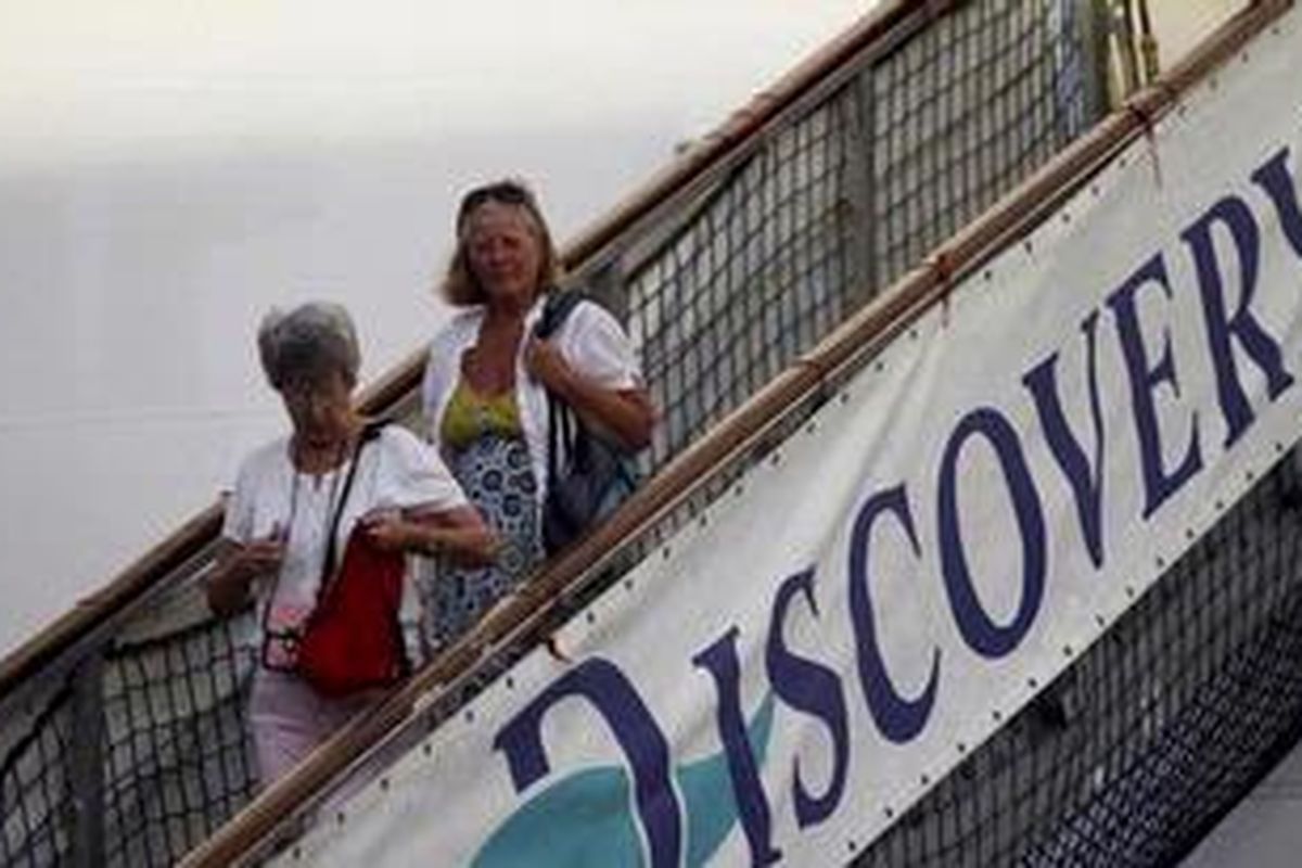 Turis asing penumpang kapal MV Discovery turun dari kapal berkapasitas 500 orang ini saat bersandar di Pelabuhan Yos Sudarso, Ambon, Maluku, Minggu (29/1/2012).  