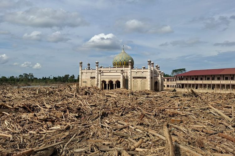 Masjid di asrama putra Pondok Pesantren Darul Mukhlisin Aceh Tamiang masih berdiri kokoh di antaranya tumpukan kayu yang terbawa arus banjir dan tanah longsor, Jumat (13/12/2025).