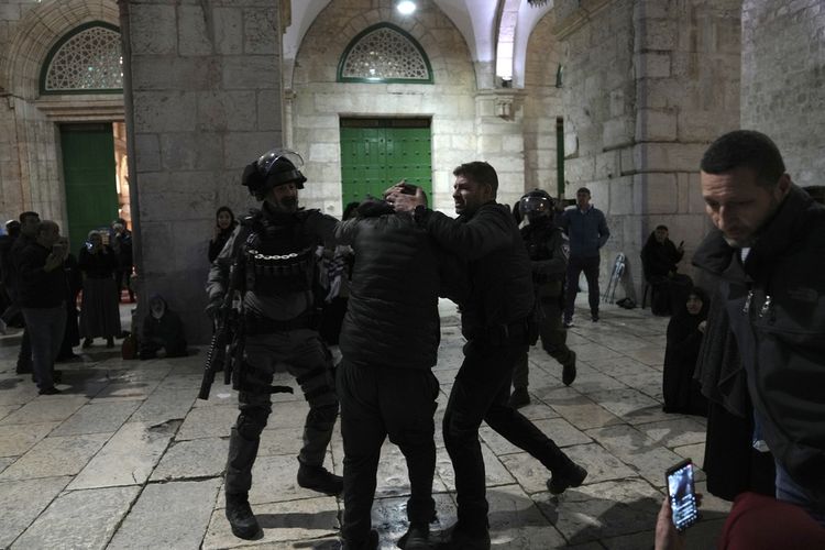 Polisi Israel menahan seorang jemaah Palestina di kompleks Masjid Al-Aqsa di Kota Tua Yerusalem saat bulan suci Ramadhan, Rabu (5/3/2023). Media Palestina melaporkan polisi menyerang jemaah Palestina, menimbulkan kekhawatiran akan ketegangan yang lebih luas.