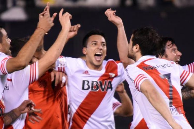 Para pemain klub Argentina, River Plate, merayakan keberhasilan mereka lolos ke final Copa Libertadores setelah bermain imbang 1-1 melawan tim Paraguay, Guarani, pada semifinal leg kedua di Asuncion, Paraguay, Selasa (21/7/2015).