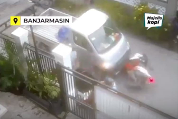 Tangkapan layar unggahan video yang memperlihatkan pengemudi mobil pikap menabrak sepeda motor hingga terseret.