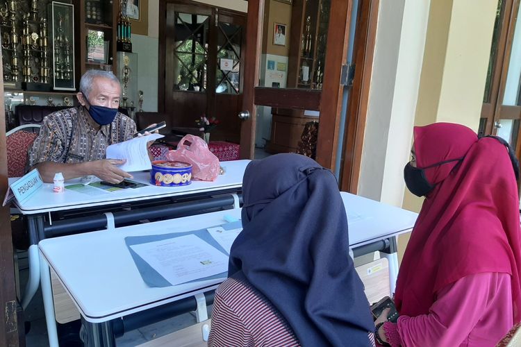 Orangtua calon siswa saat berkonsultasi di meja pengaduan di SMA N 5 Semarang, Kamis (18/6/2020).